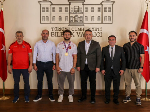 Vali sozer sampiyon guresciyi makaminda kabul etti PpURzasT
